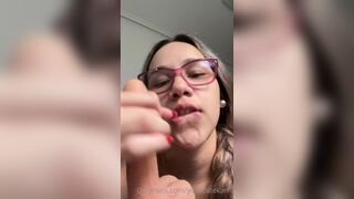 Kamicupcakex Sucking Toy Closeup And Flash Her Pussy Onlyfans Video