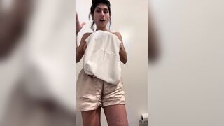 Mia Khalifa Strips Her Top And Drop Big Boobs Out Onlyfans