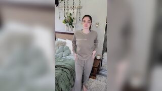 Makoshake Stipping Off One By One And Teasing Her Nude Boobs Onlyfans Leak