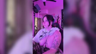 Sunnysunrays Gamer Girl Drops Her Nude Tits Out Onlyfans Leaked Video