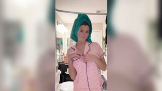 Emilyytrapp Completely Naked Pussy Play After Shower Onlyfans Leak