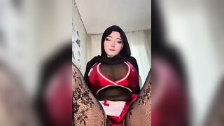 Zelal Hijabi babe showing her feet