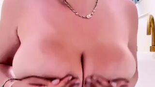 Yellz0 AKA Yellz00 Huge Nude Boobs Closeup Play Onlyfans