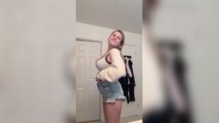 Applesaucy102 Striping Slowly Until She Goes Naked Onlyfans