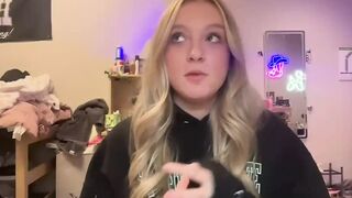 Lexaarose AKA Lexaarose05 Spreading Her Legs Playing Nude Pussy On Cam